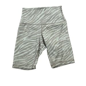 Lululemon Align Short 8"
Le Tigre Camo Green Fern Multi
Size 4